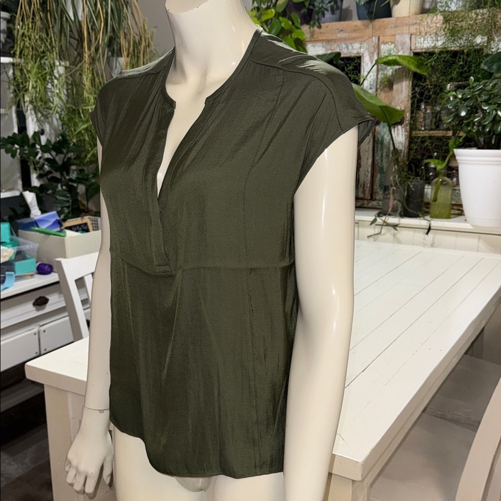 Banana republic sm sage Green Women's sleeveless Top NWT - Picture 3 of 10